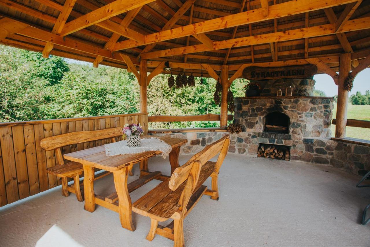 Brivdienu Maja Ar Pirti "Strautkalni" Ieriki Extérieur photo